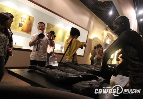 非凡国际总经理薛长煌带记者参观中国火腿博览馆